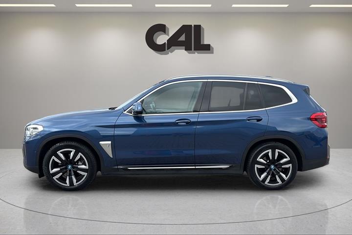 Blå BMW iX3 fra 2022