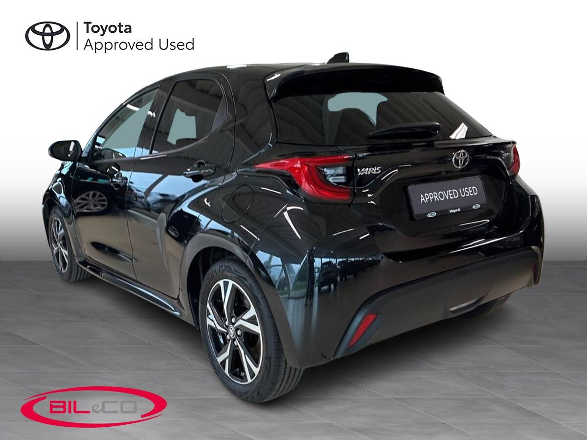 Sort Toyota Yaris fra 2025