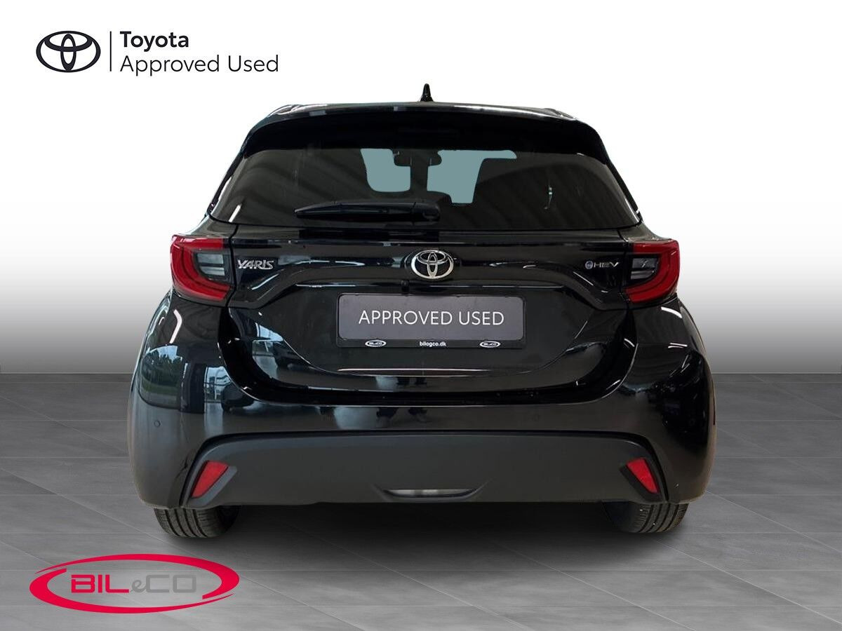Sort Toyota Yaris fra 2025