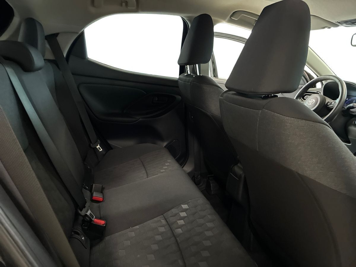 Sort Toyota Yaris fra 2025