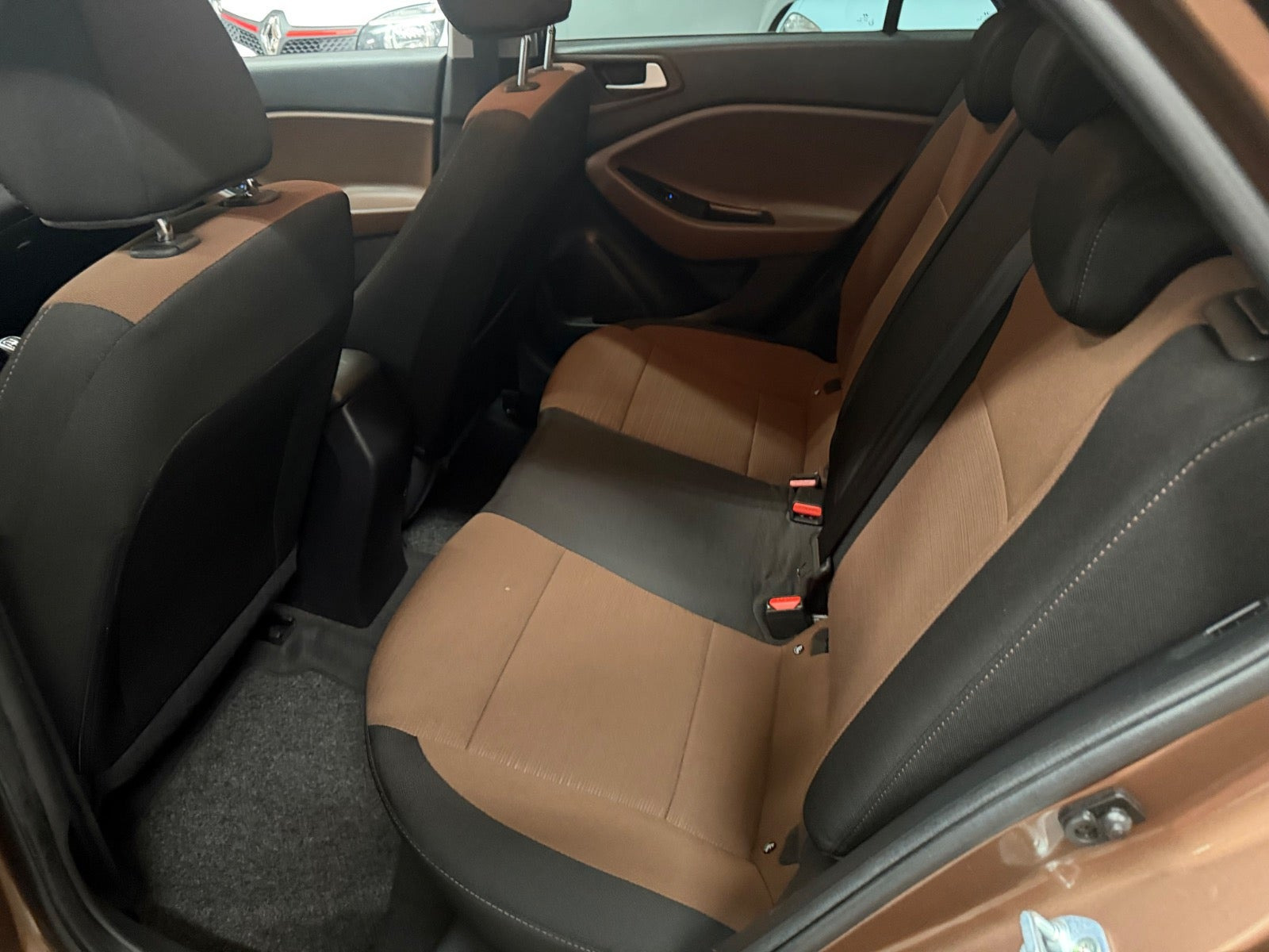 Brun Hyundai i20 fra 2015