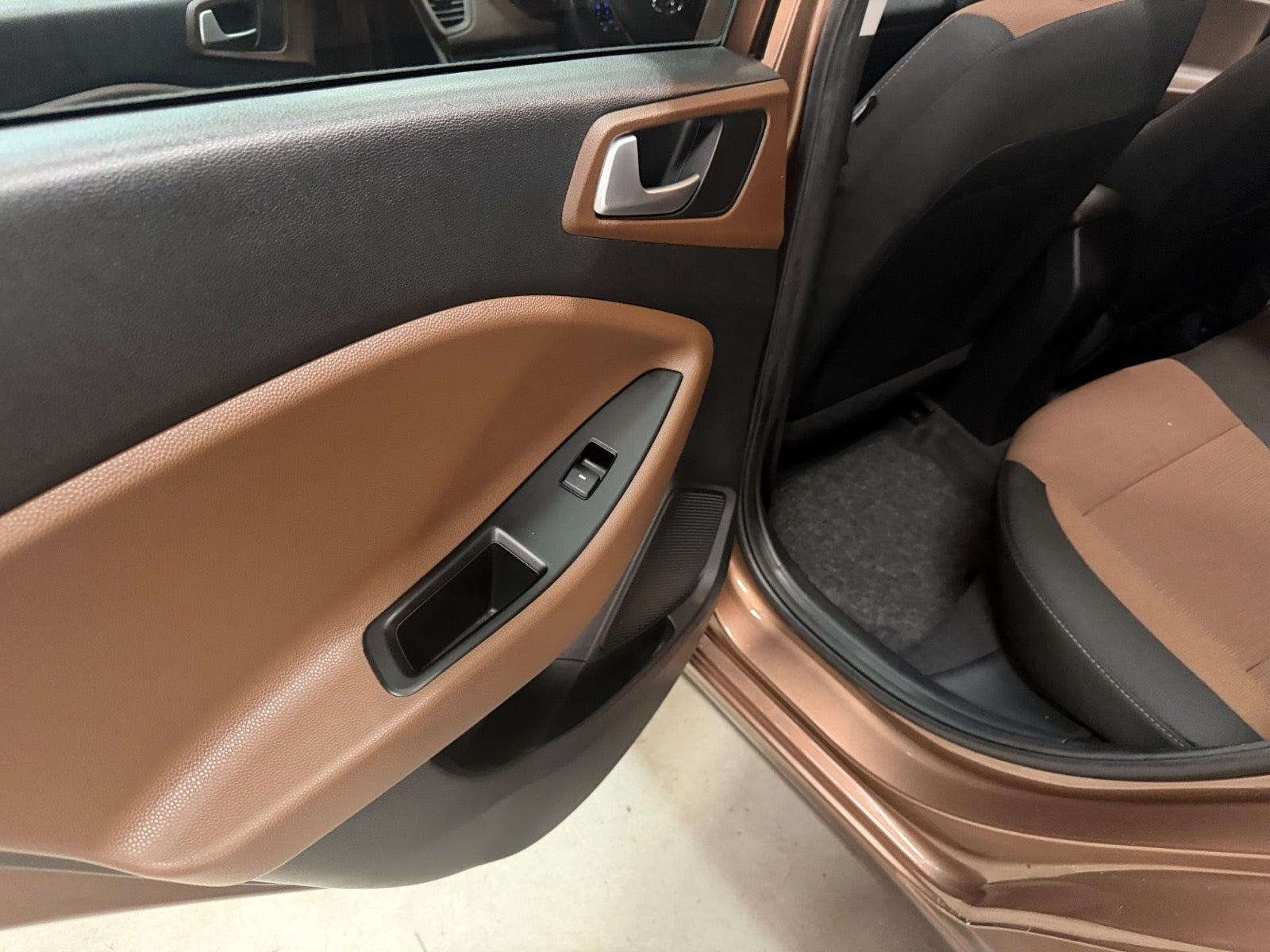 Brun Hyundai i20 fra 2015