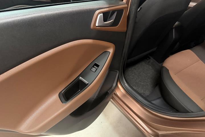 Brun Hyundai i20 fra 2015