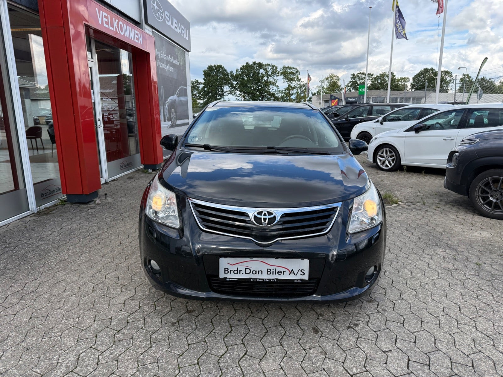 Sort Toyota Avensis fra 2010