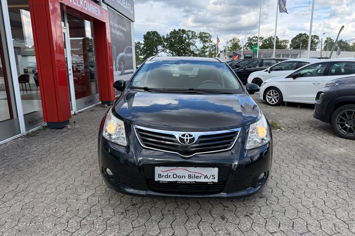 Sort Toyota Avensis fra 2010
