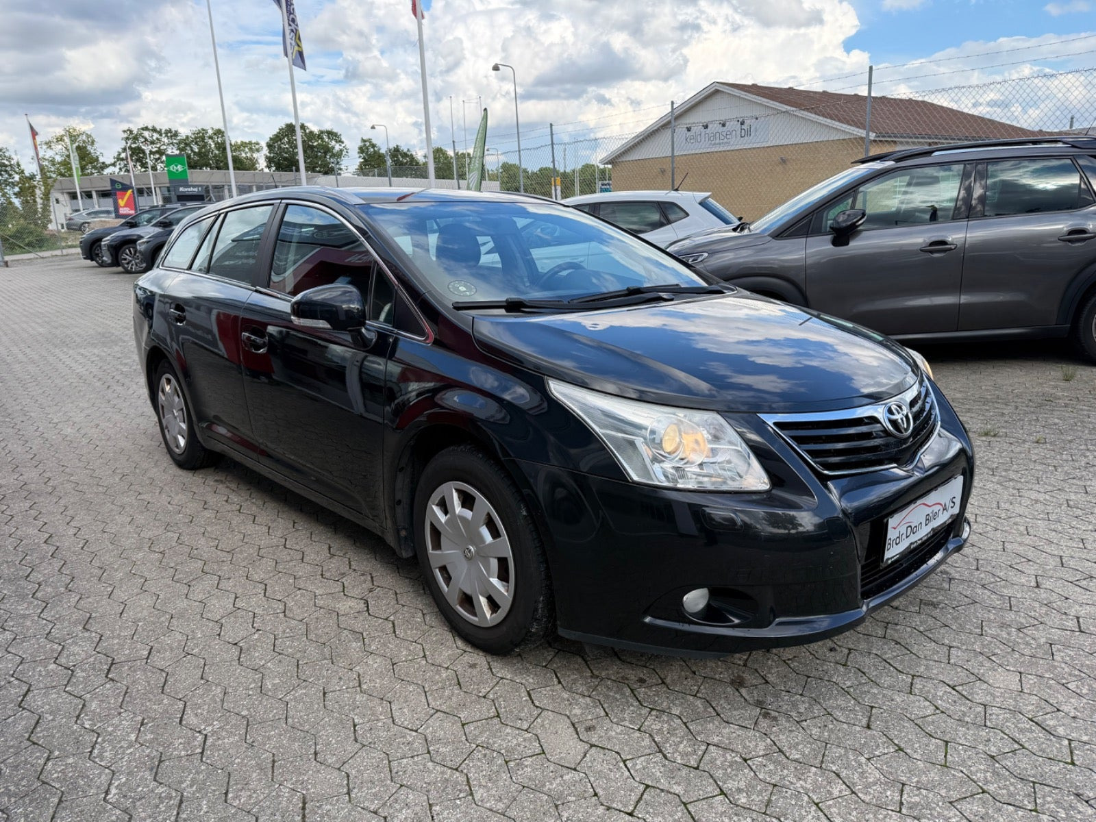 Sort Toyota Avensis fra 2010