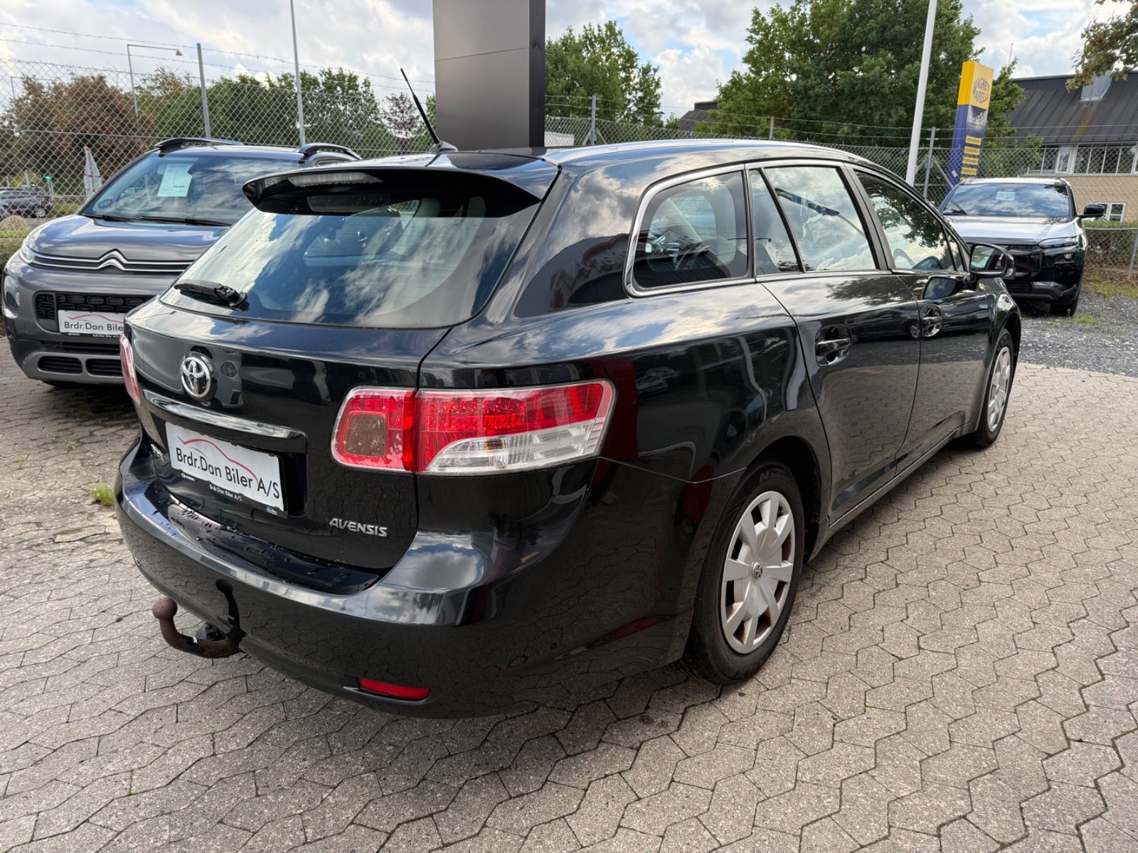 Sort Toyota Avensis fra 2010