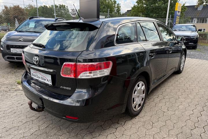 Sort Toyota Avensis fra 2010
