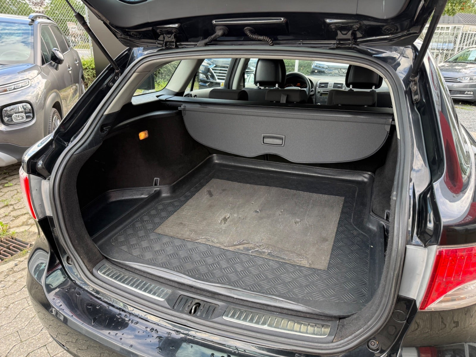 Sort Toyota Avensis fra 2010