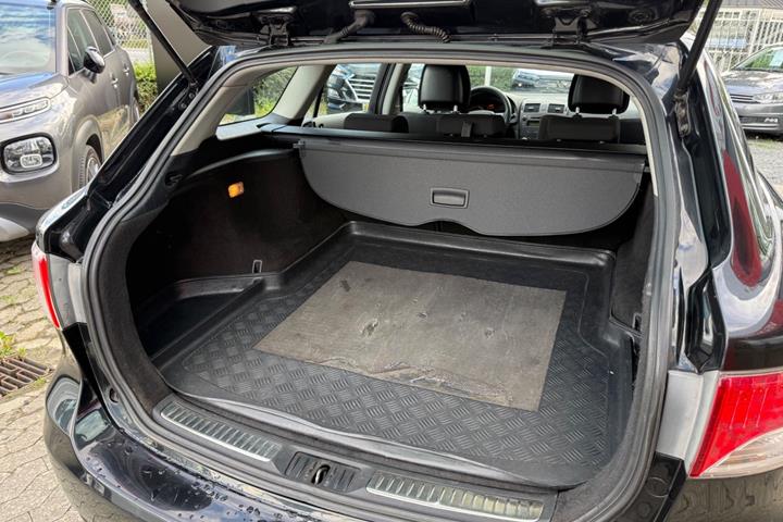 Sort Toyota Avensis fra 2010