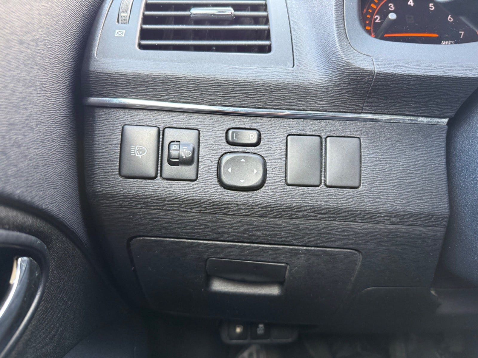 Sort Toyota Avensis fra 2010