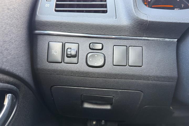 Sort Toyota Avensis fra 2010