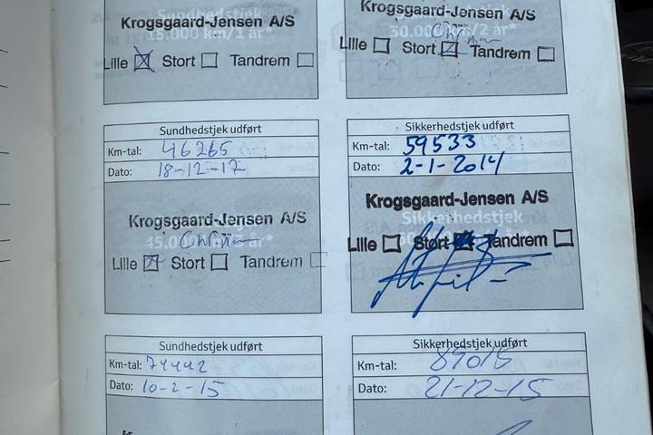 Sort Toyota Avensis fra 2010