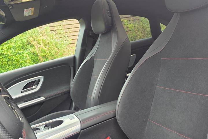 Sort Mercedes CLA250+ fra 2025