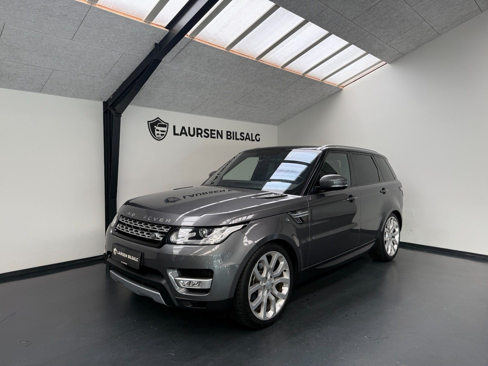 Grå Land Rover Range Rover sport fra 2016