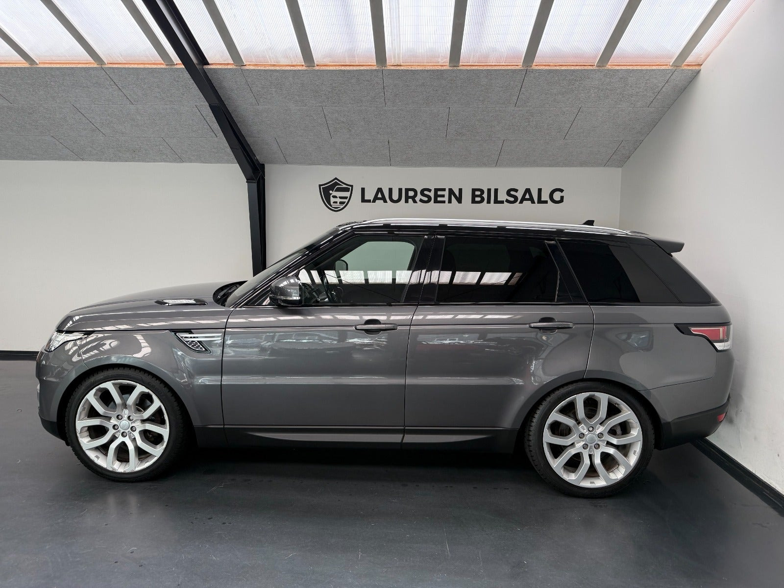 Grå Land Rover Range Rover sport fra 2016