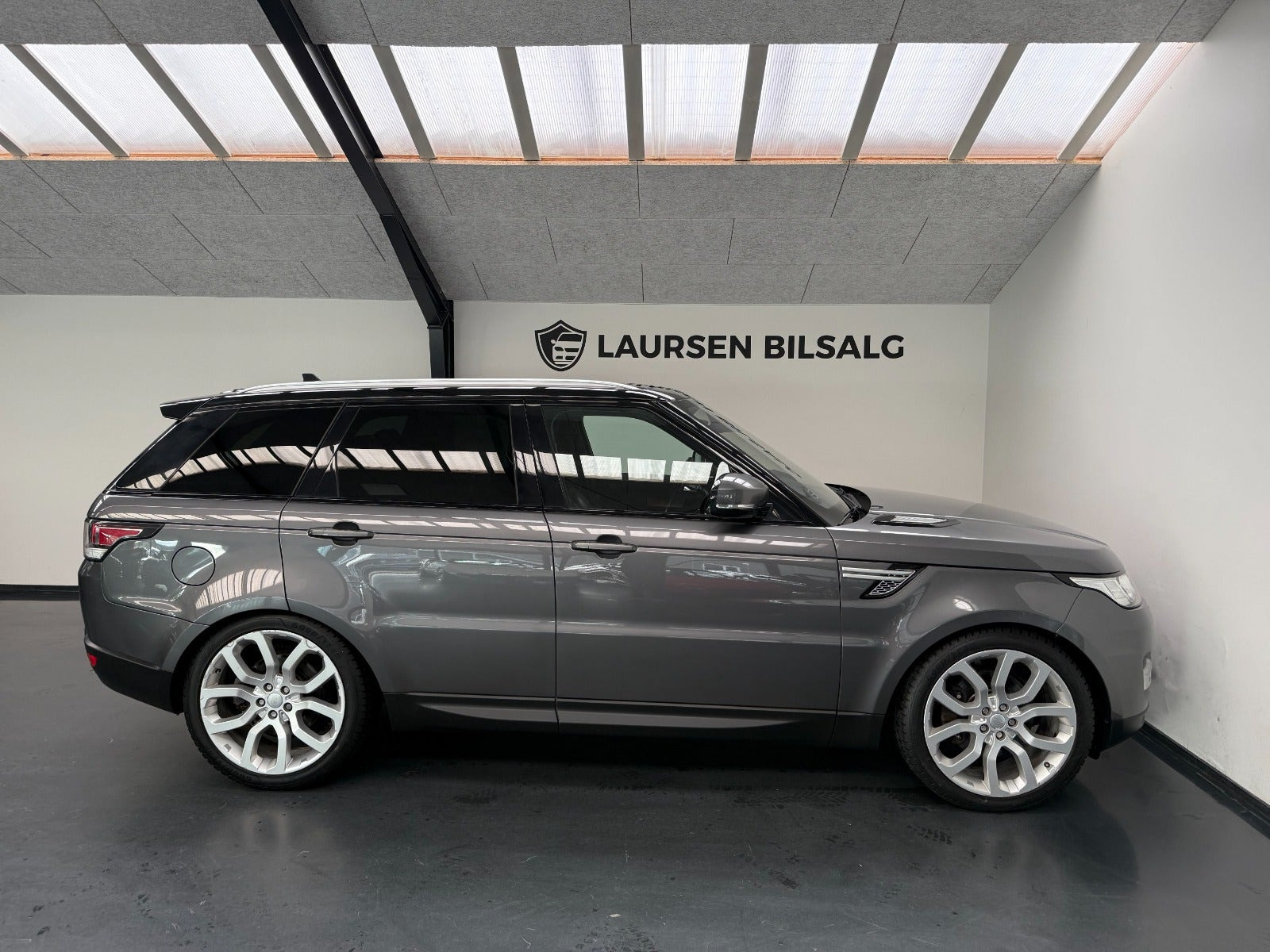 Grå Land Rover Range Rover sport fra 2016