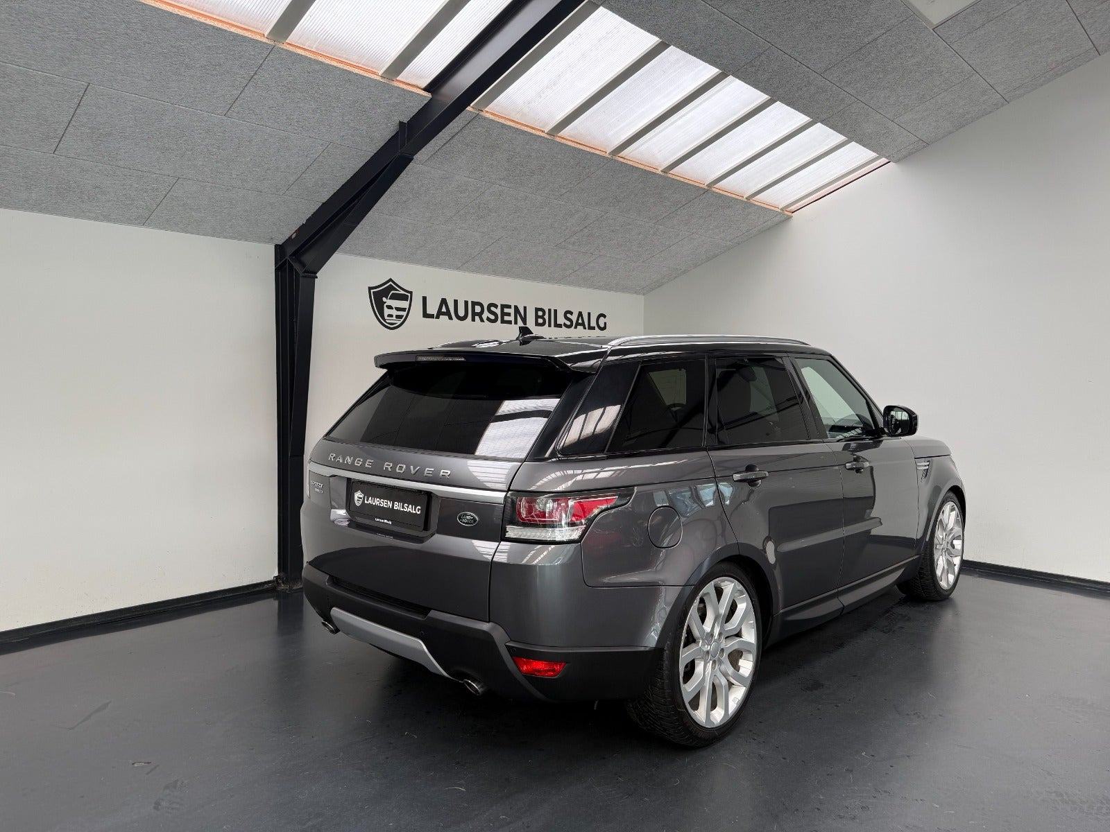 Grå Land Rover Range Rover sport fra 2016