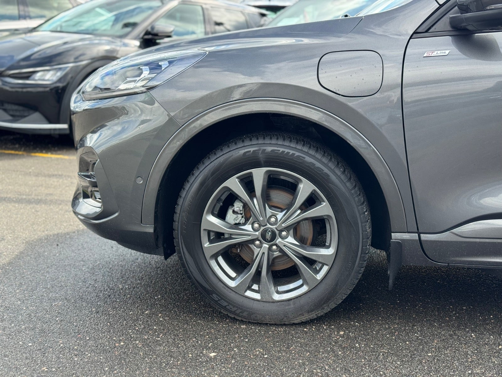 Grå Ford Kuga fra 2022