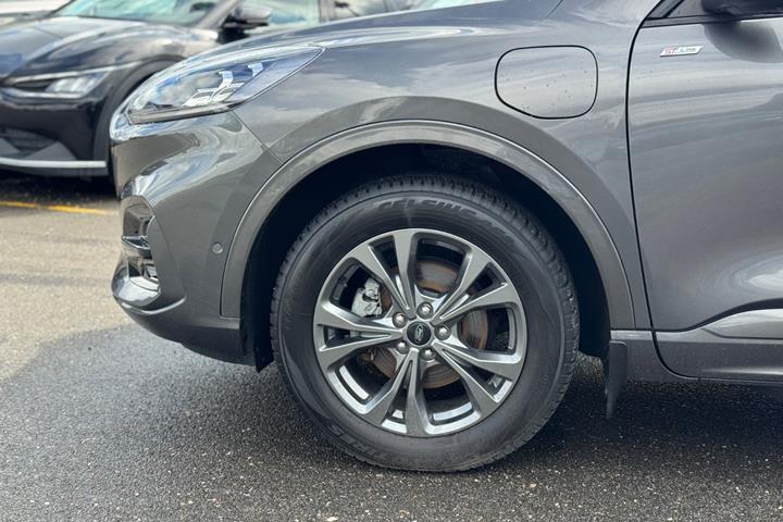 Grå Ford Kuga fra 2022