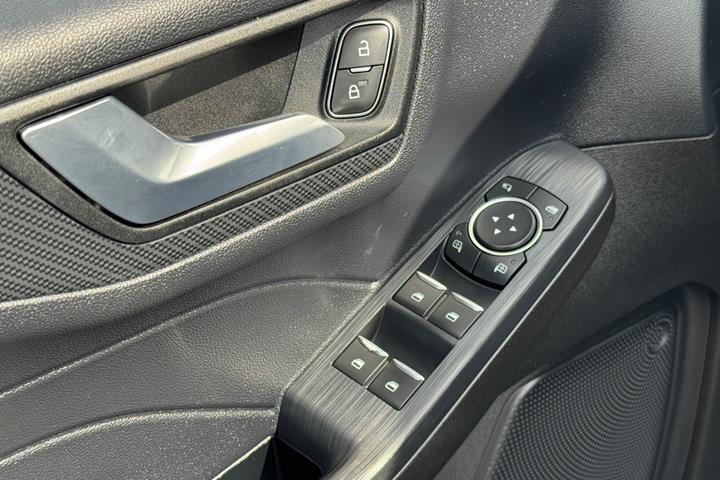Grå Ford Kuga fra 2022