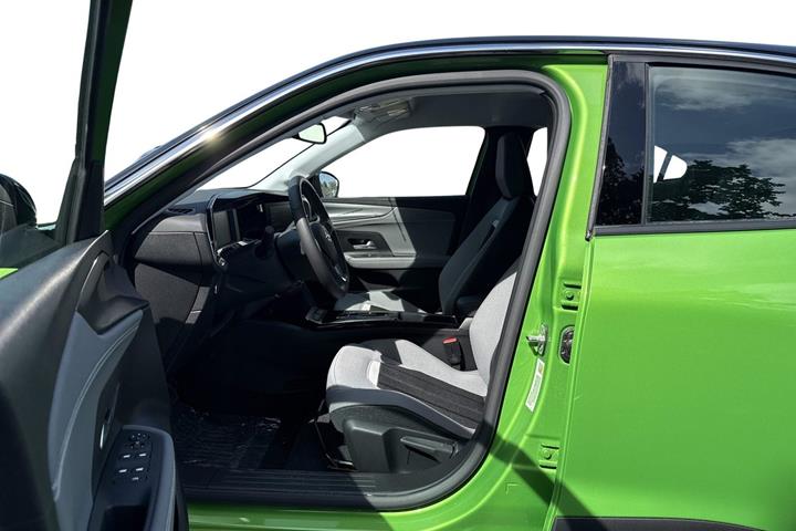 Grøn Opel Mokka-e fra 2023