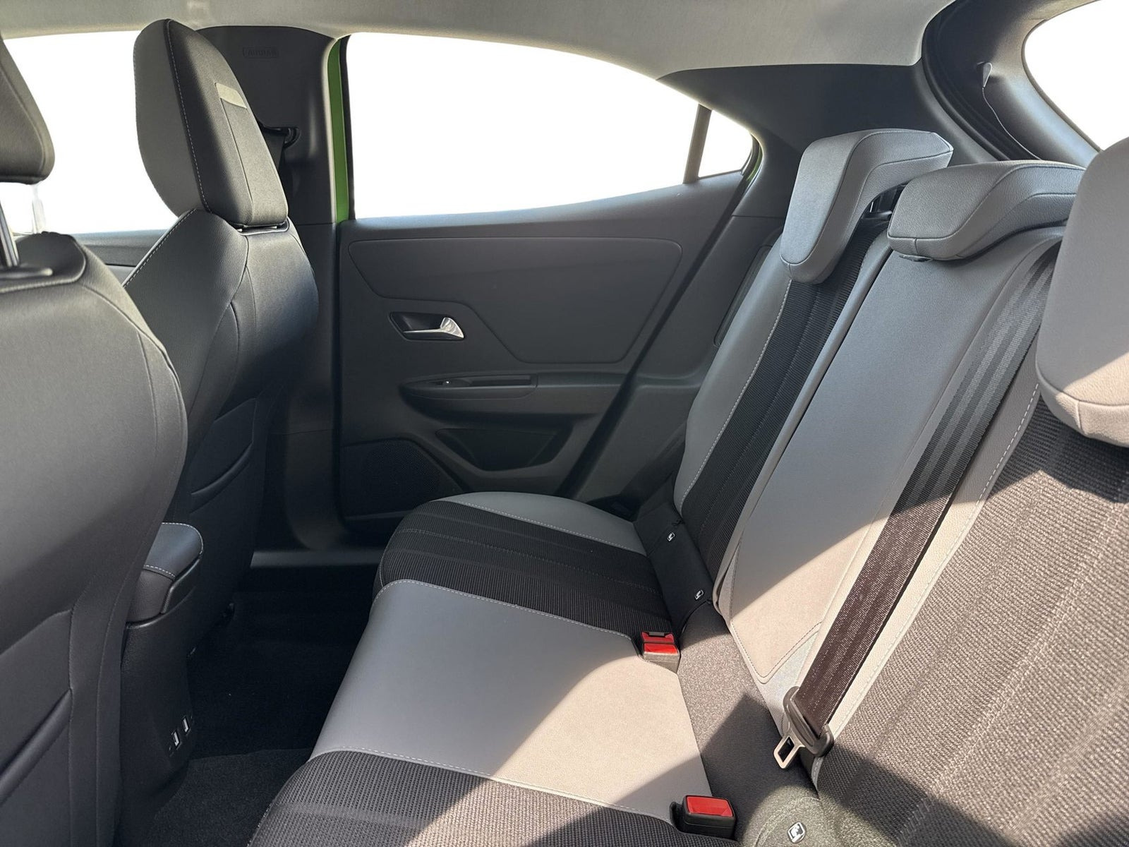 Grøn Opel Mokka-e fra 2023