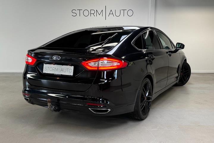 Sort Ford Mondeo fra 2015