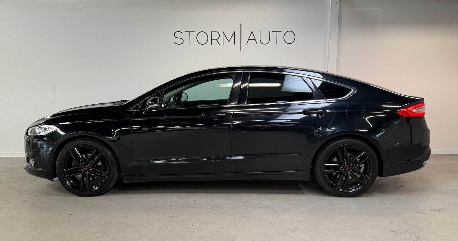 Sort Ford Mondeo fra 2015