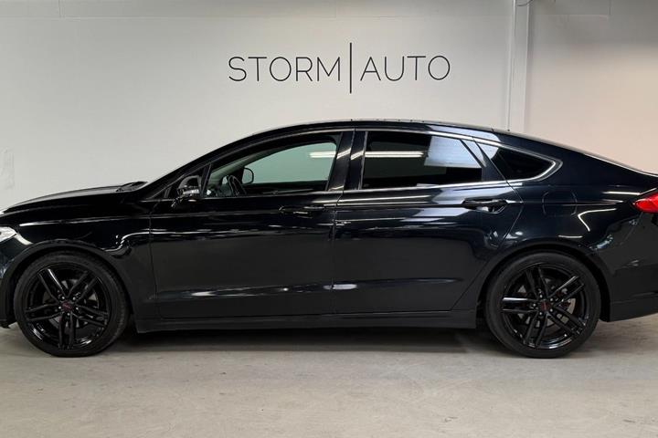 Sort Ford Mondeo fra 2015