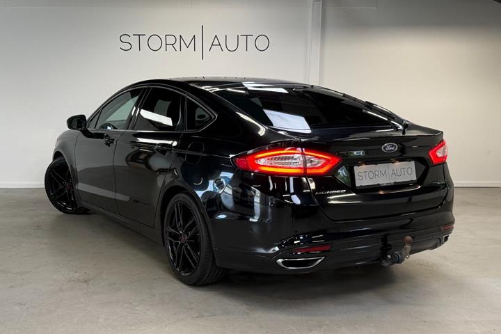 Sort Ford Mondeo fra 2015