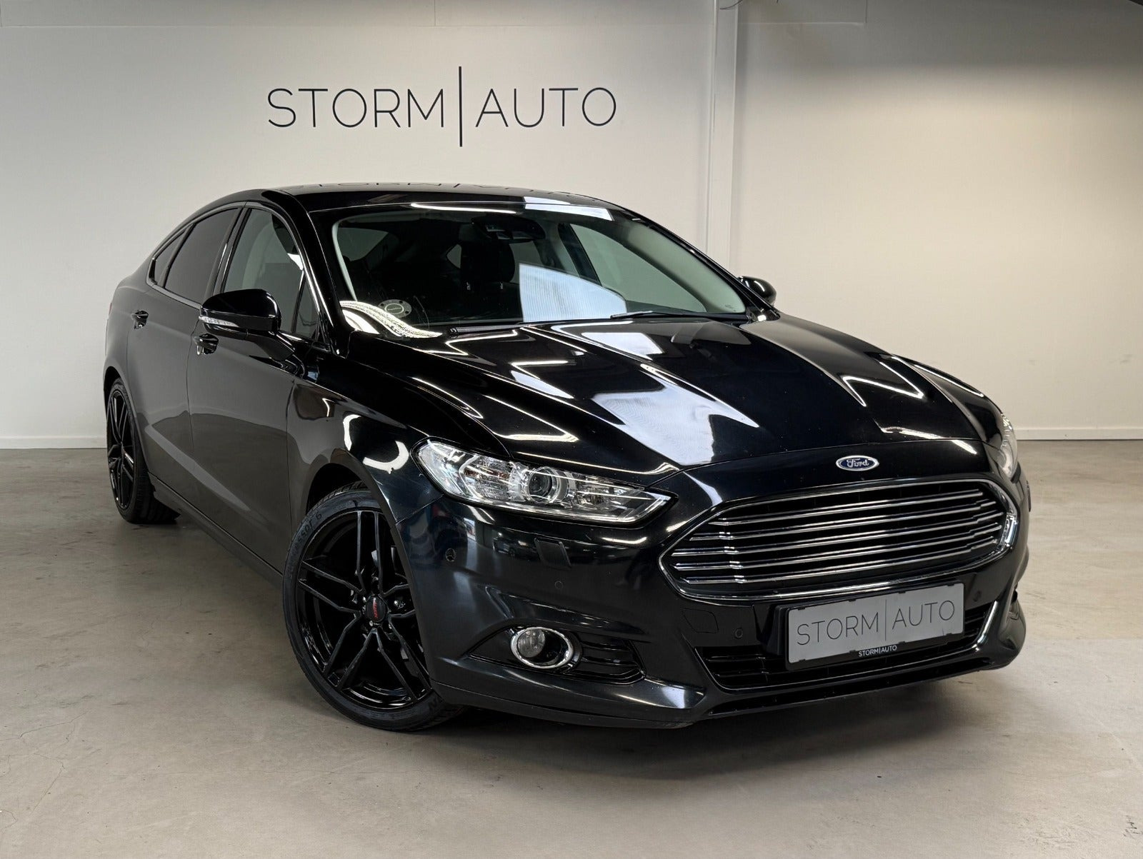 Sort Ford Mondeo fra 2015