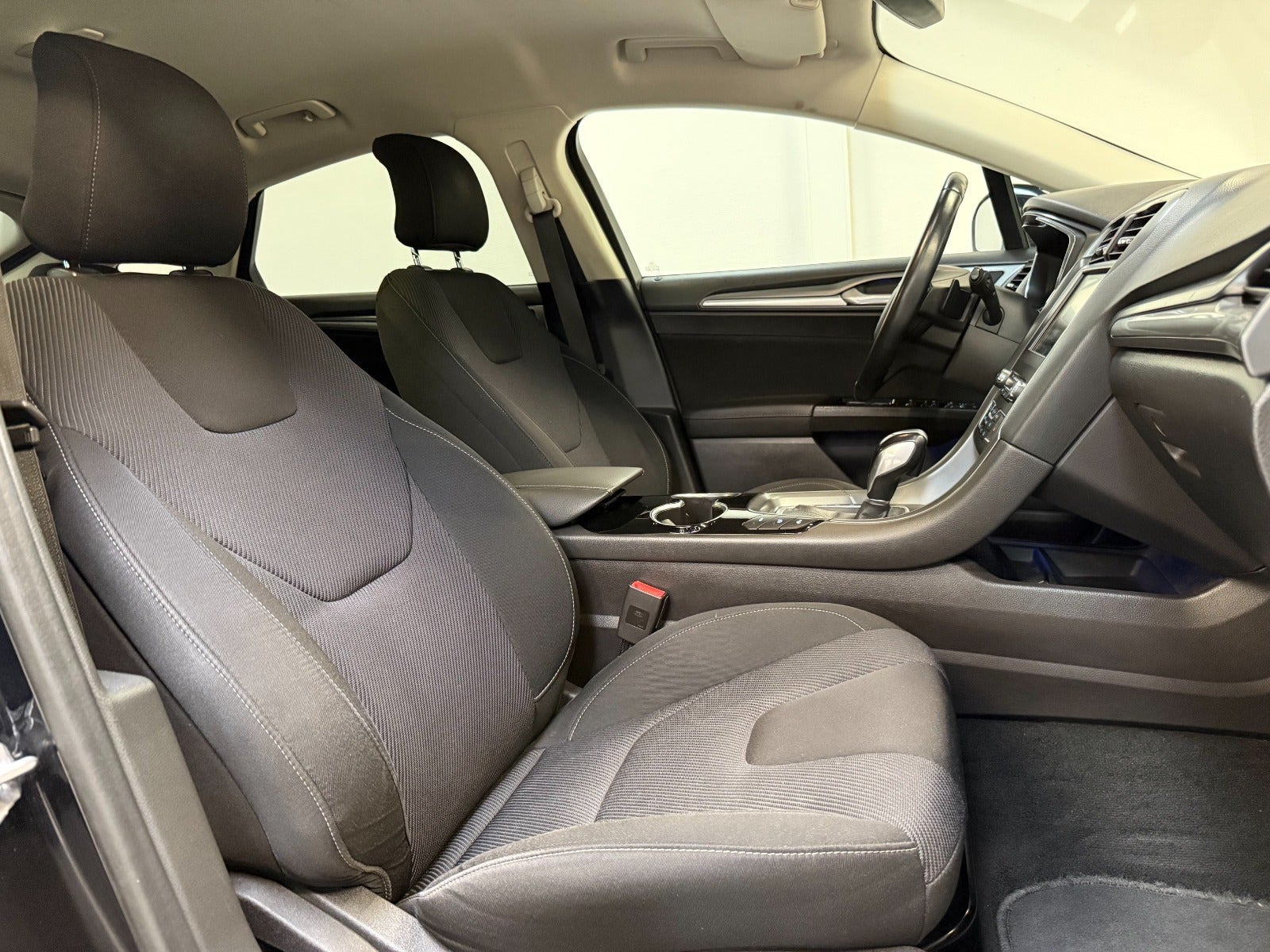 Sort Ford Mondeo fra 2015