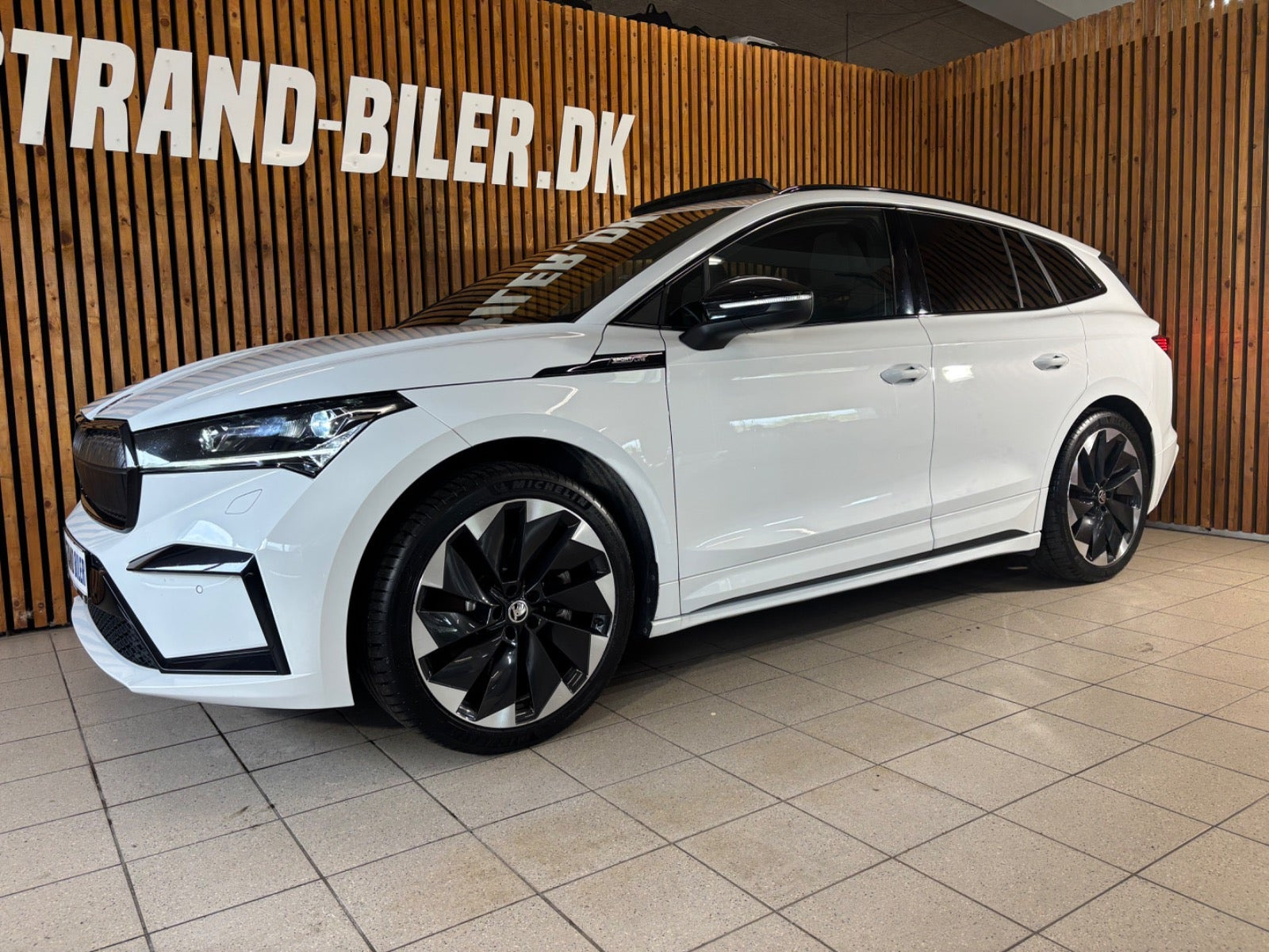 Hvid Skoda Enyaq fra 2023