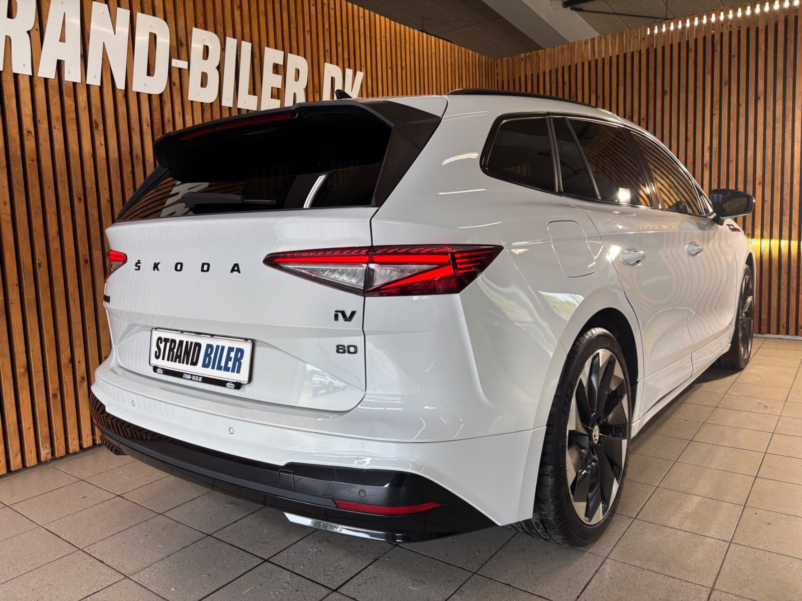 Hvid Skoda Enyaq fra 2023