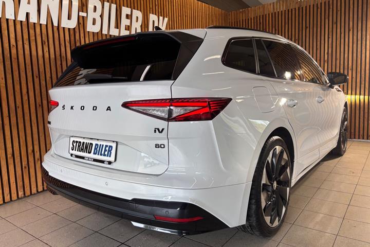 Hvid Skoda Enyaq fra 2023