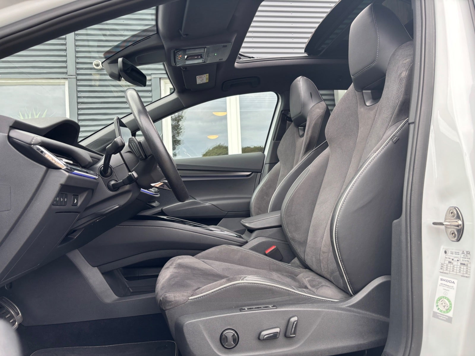 Hvid Skoda Enyaq fra 2023