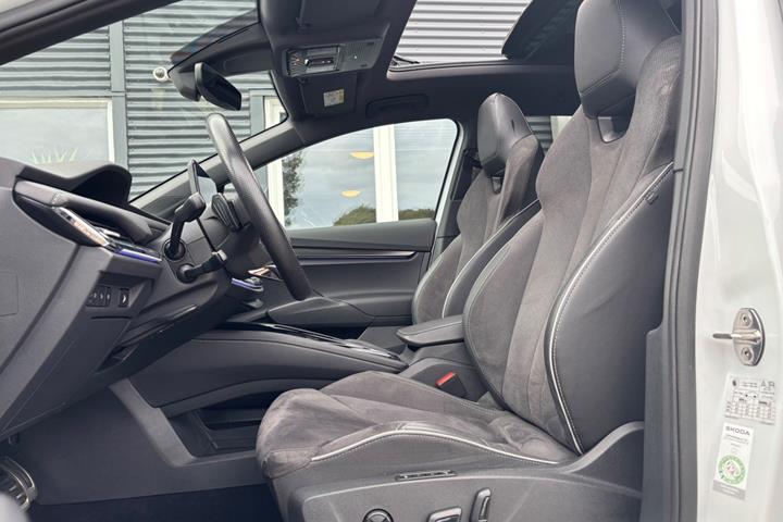 Hvid Skoda Enyaq fra 2023