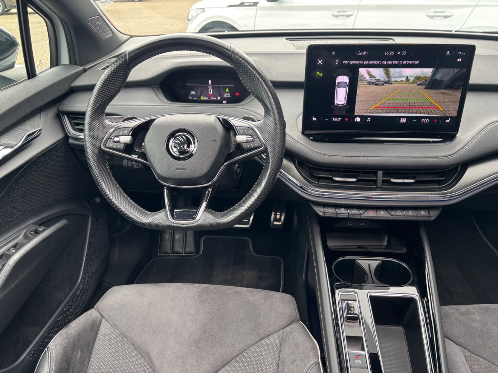 Hvid Skoda Enyaq fra 2023