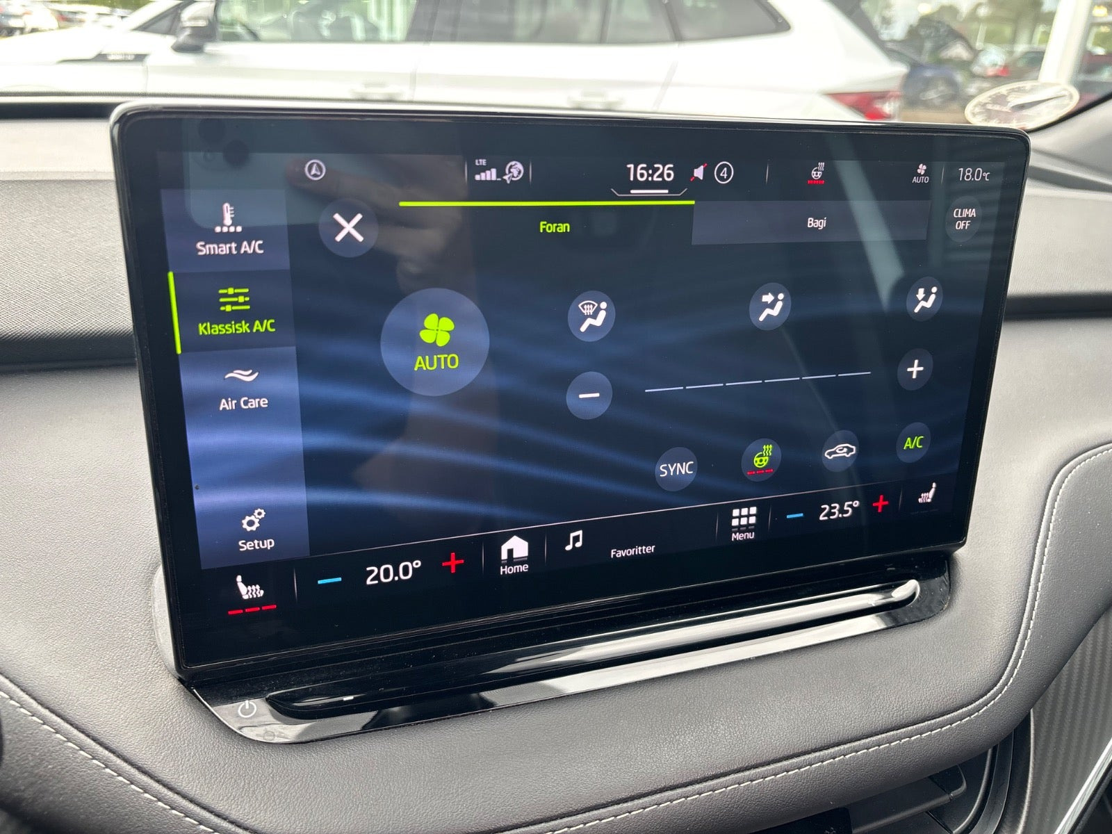 Hvid Skoda Enyaq fra 2023