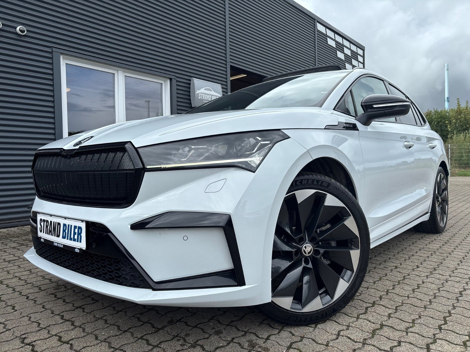 Hvid Skoda Enyaq fra 2023