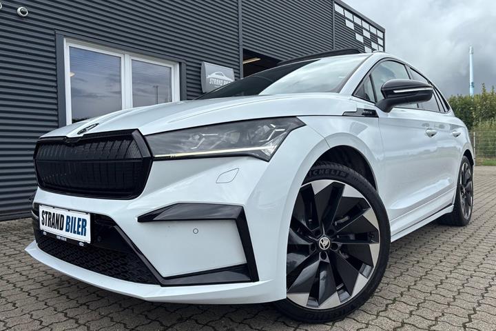 Hvid Skoda Enyaq fra 2023