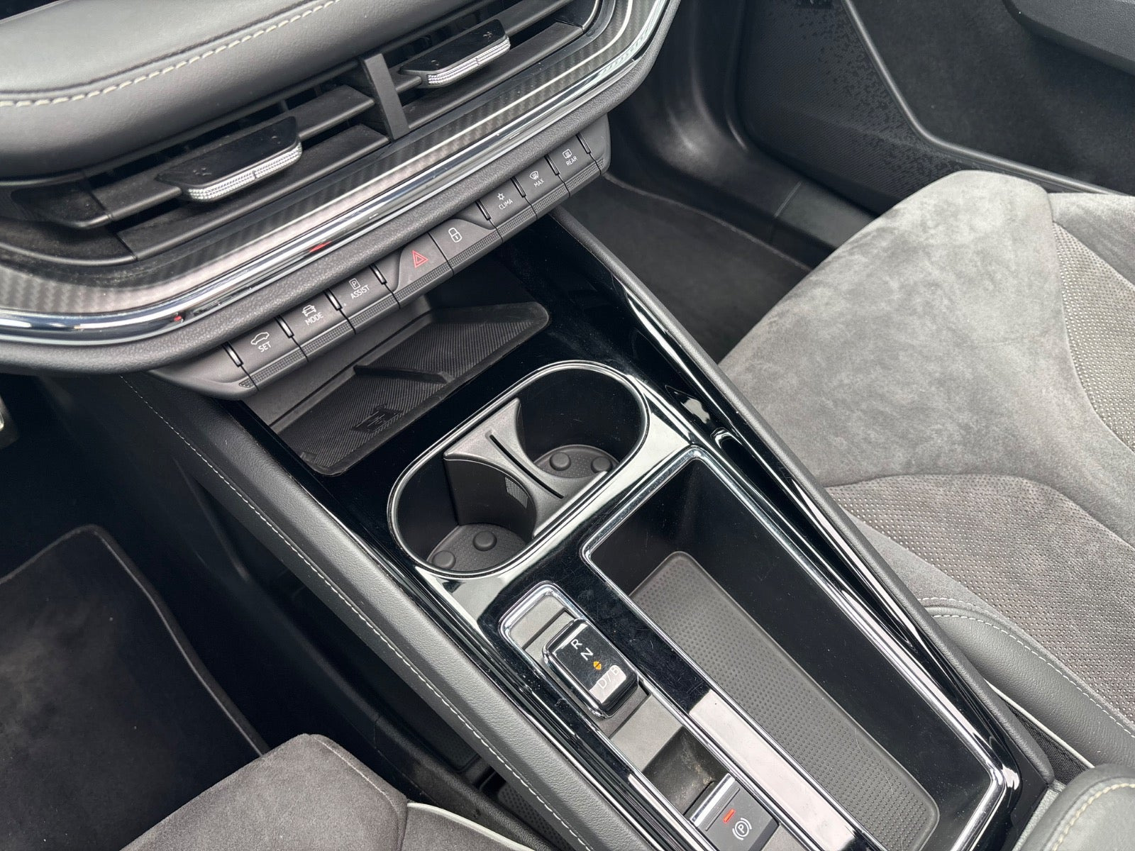 Hvid Skoda Enyaq fra 2023