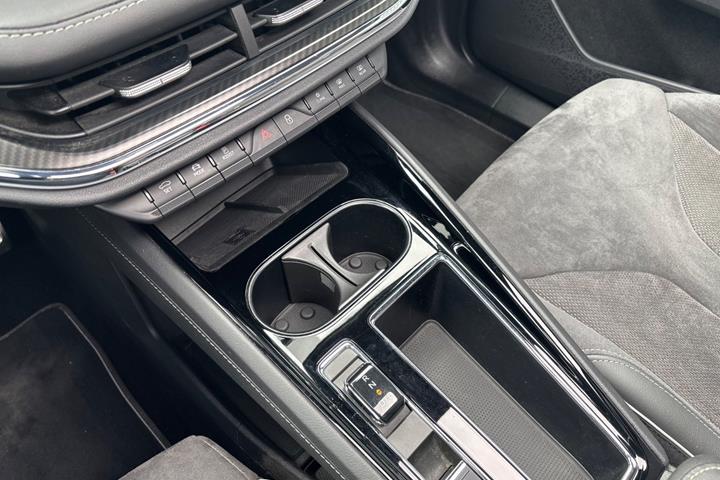 Hvid Skoda Enyaq fra 2023