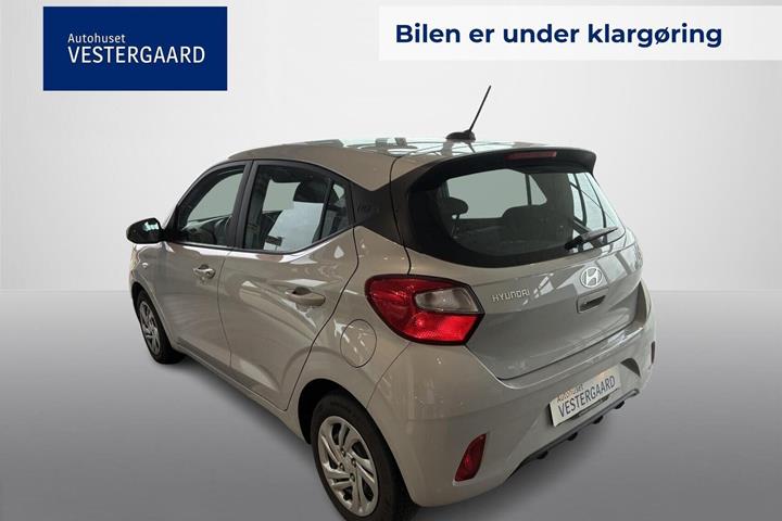 Beige Hyundai i10 fra 2024