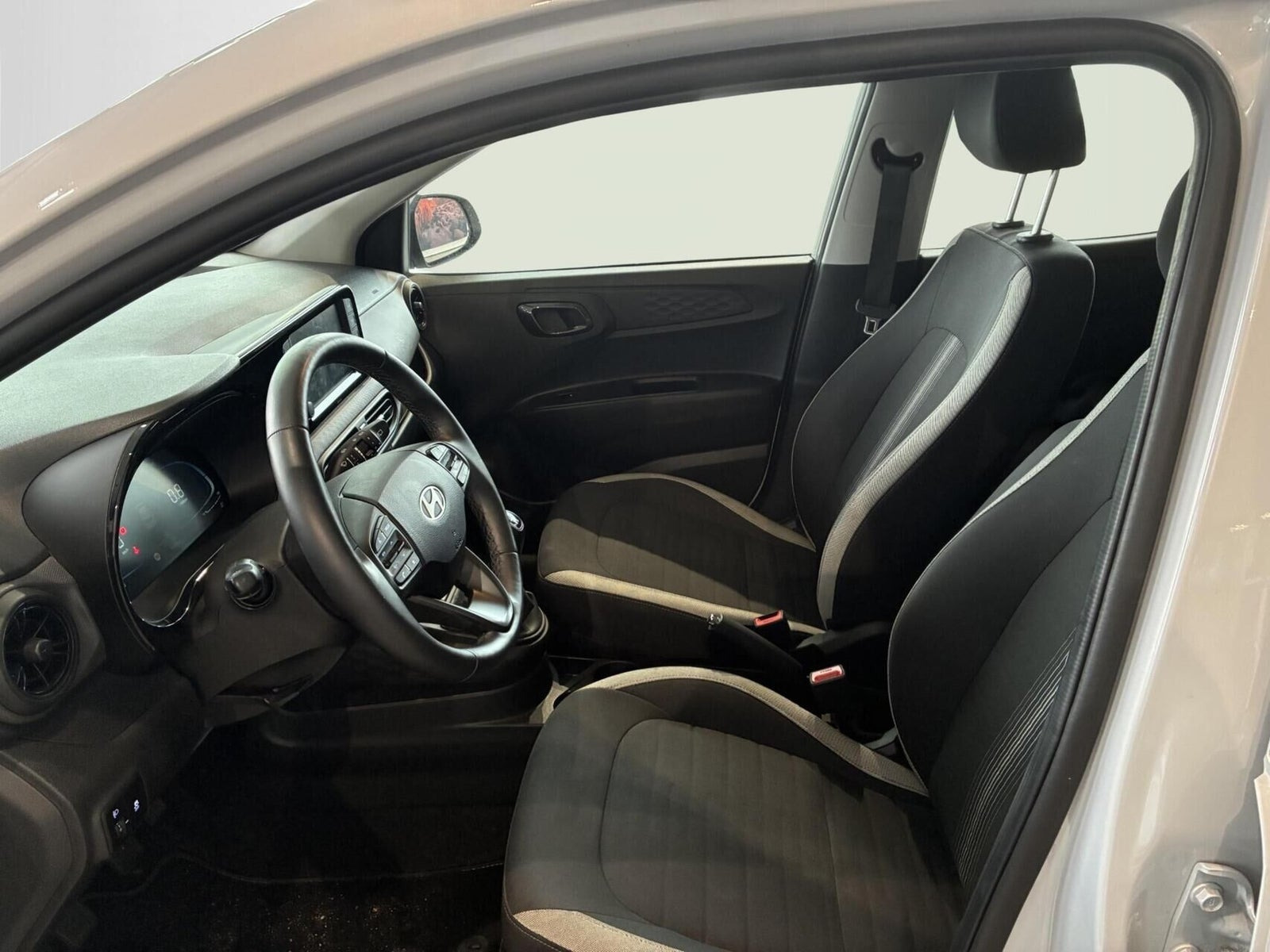 Beige Hyundai i10 fra 2024