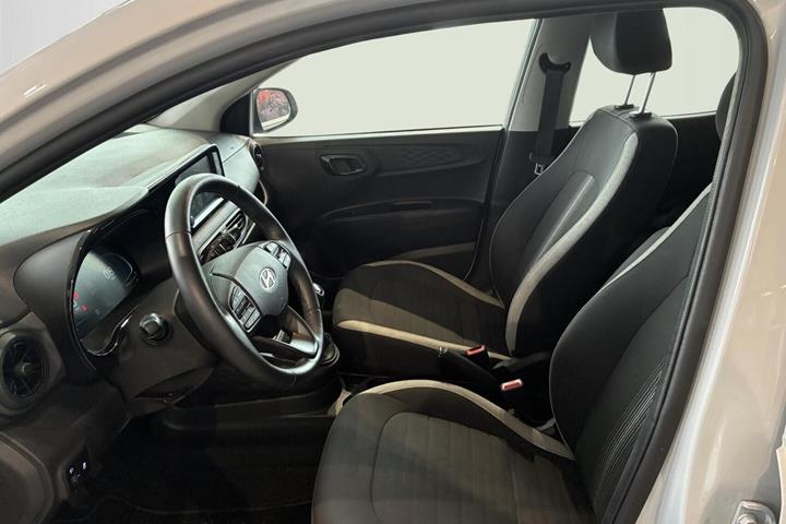 Beige Hyundai i10 fra 2024