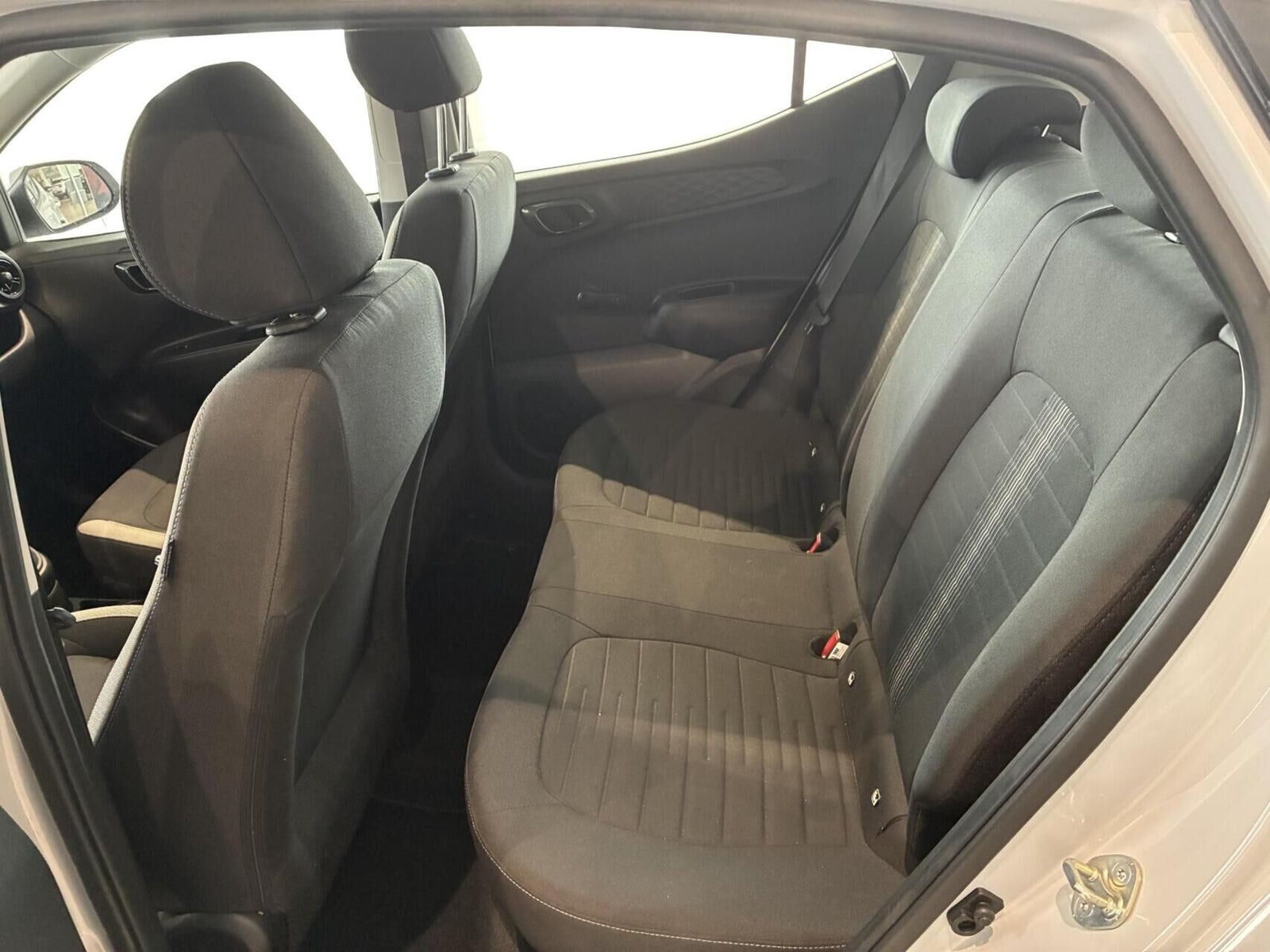 Beige Hyundai i10 fra 2024