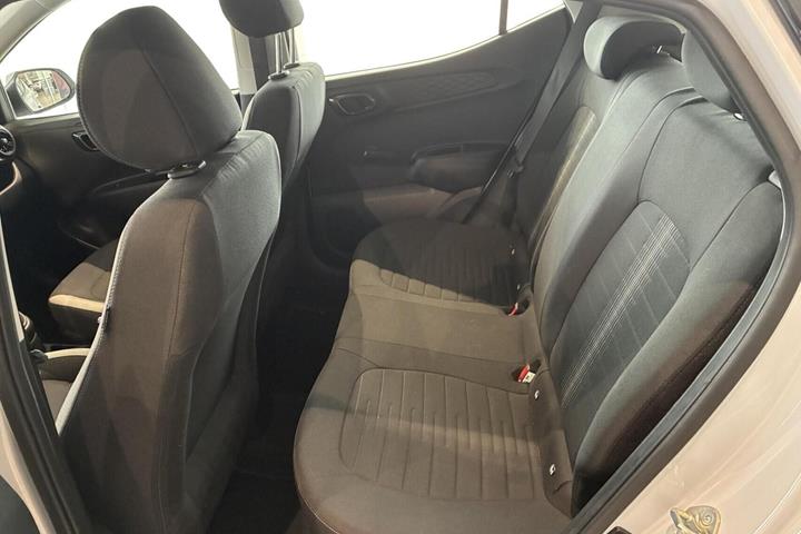 Beige Hyundai i10 fra 2024