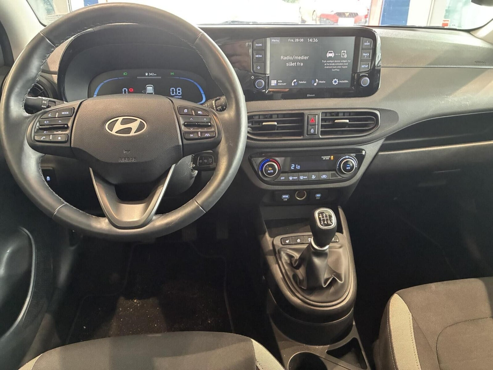 Beige Hyundai i10 fra 2024